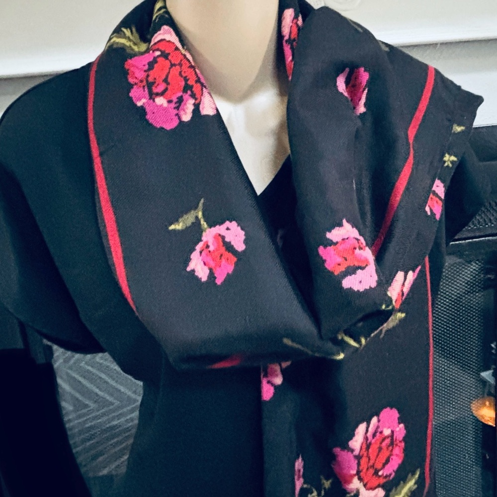 Scarf With Large Floral Print.
OSFA